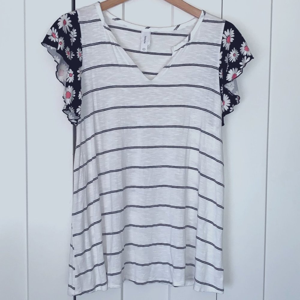 HoneyMe  black/white daisy flutter sleeve top L.